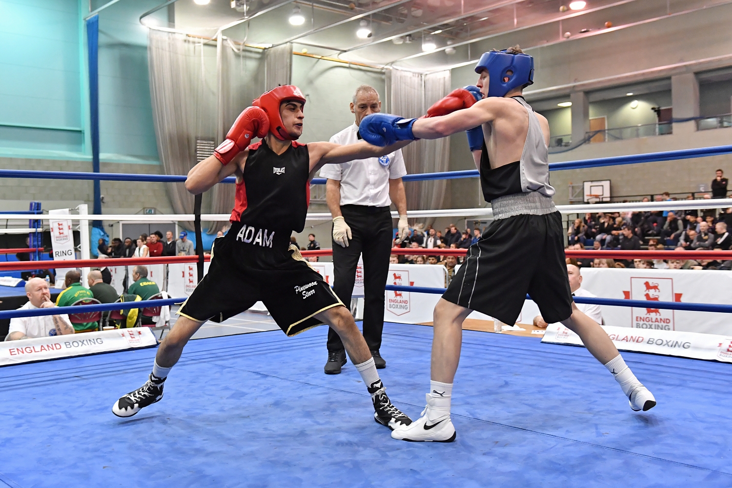 Adam Azim (Pinewood, black top) v Jay Turner (Frankie Gavin's, white top)